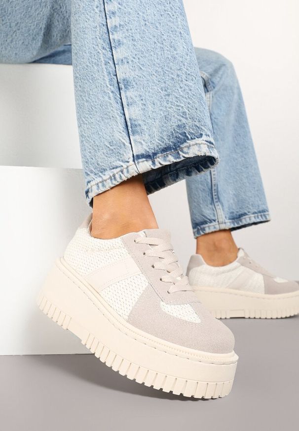 Renee - Beżowe Sneakersy w Stylu Tenisówek z Perforacją na Grubej Podeszwie Relinoria. Okazja: na co dzień. Kolor: beżowy. Materiał: jeans. Szerokość cholewki: normalna. Obcas: na platformie