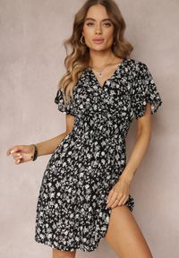 Renee - Czarna Wiskozowa Sukienka Mini w Kwiaty z Gumką w Talii i Kopertową Górą Joslena. Kolor: czarny. Materiał: wiskoza. Długość rękawa: krótki rękaw. Wzór: kwiaty. Sezon: lato, wiosna. Typ sukienki: kopertowe. Długość: mini #4