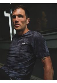 4f - 4F Koszulka treningowa regular szybkoschnąca męska - czarna M. Kolor: czarny. Materiał: materiał, włókno. Sport: fitness #1