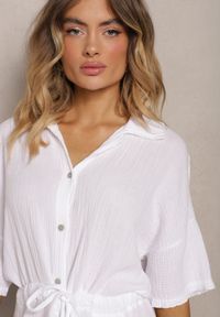Renee - Biały Bawełniany Kombinezon Muślinowy Ozdobiony Troczkami Zapinany na Guziki Dlissa. Okazja: na co dzień. Kolor: biały. Materiał: bawełna. Wzór: aplikacja. Styl: klasyczny, casual, elegancki #2