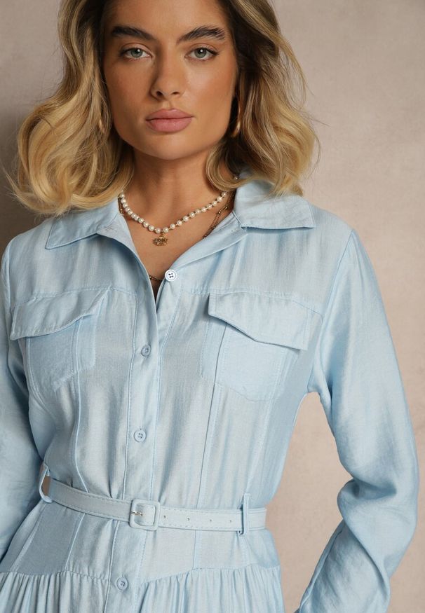 Renee - Niebieska Rozkloszowana Sukienka z Wiskozy z Guzikami i Paskiem Ronesa. Okazja: na co dzień. Kolor: niebieski. Materiał: wiskoza. Typ sukienki: proste. Styl: elegancki, casual