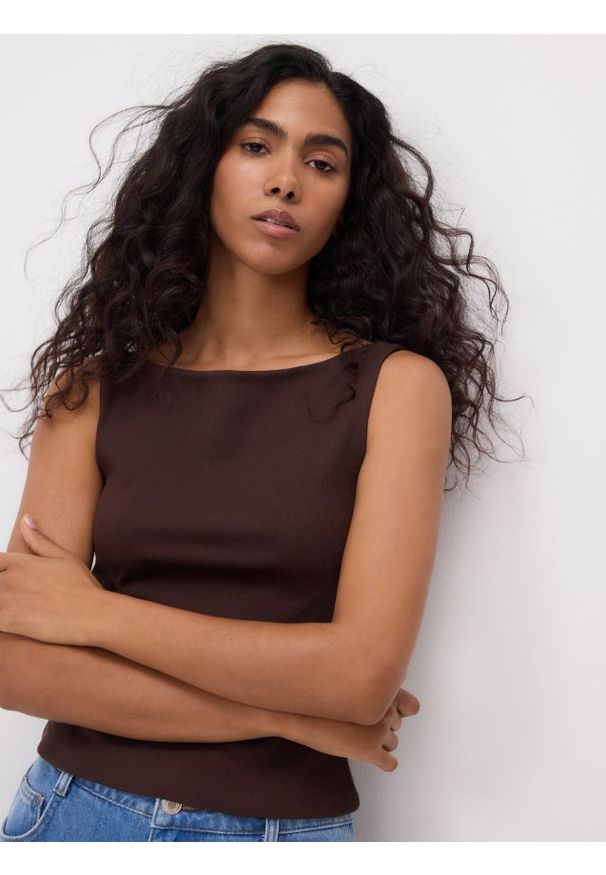 Reserved - Prążkowany top - ciemnobrązowy. Kolor: brązowy. Materiał: prążkowany