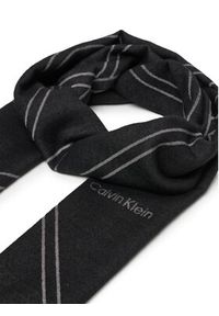 Calvin Klein Szal Emblem Repeat Lw Shawl W Fringes LV04F8074G Czarny. Kolor: czarny. Materiał: materiał #4