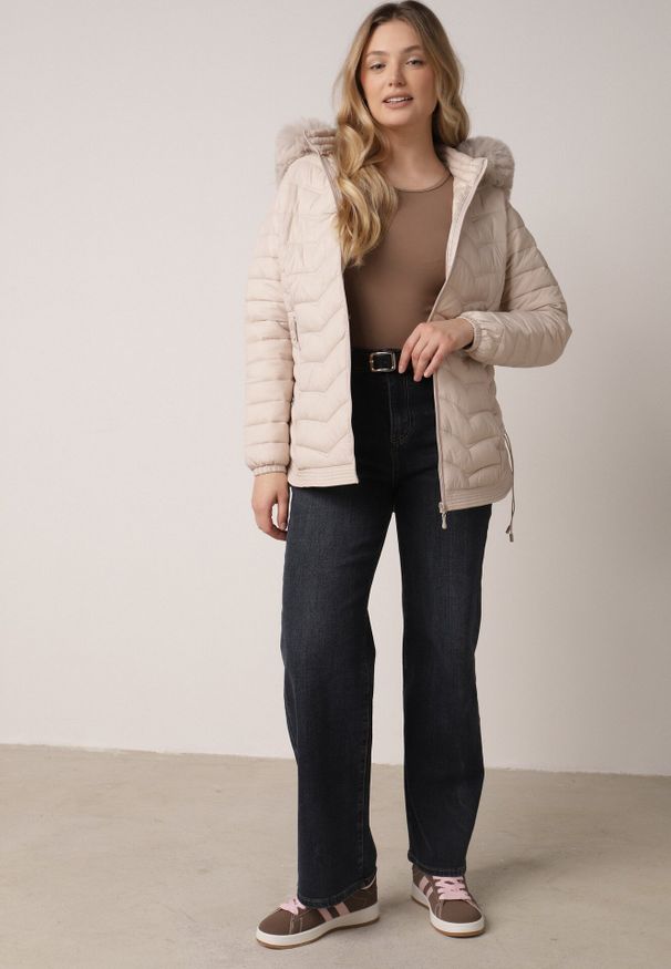 Born2be - Jasnobeżowa Pikowana Kurtka Przejściowa z Kapturem i Ściągaczami po Bokach Fezika. Okazja: na co dzień, na spacer. Typ kołnierza: kaptur. Kolor: beżowy. Materiał: futro, jeans, poliester. Styl: casual