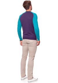 Wrangler - MĘSKI SWETER WRANGLER RAGLAN KNIT PURPLE PENNANT W86152PWT 112132310. Długość rękawa: raglanowy rękaw. Wzór: aplikacja #3