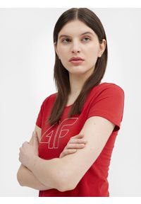 4f - T-shirt regular z nadrukiem damski. Kolor: czerwony. Materiał: elastan, bawełna. Wzór: nadruk