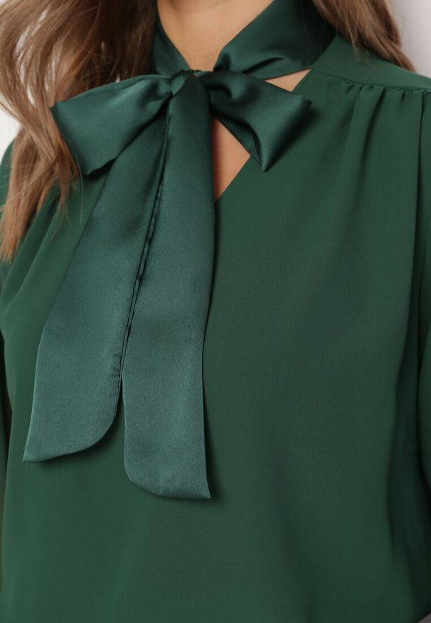 Born2be - Ciemnozielona Bluzka z Wiązaniem wokół Szyi Clitorri. Kolor: zielony. Materiał: tkanina. Wzór: gładki