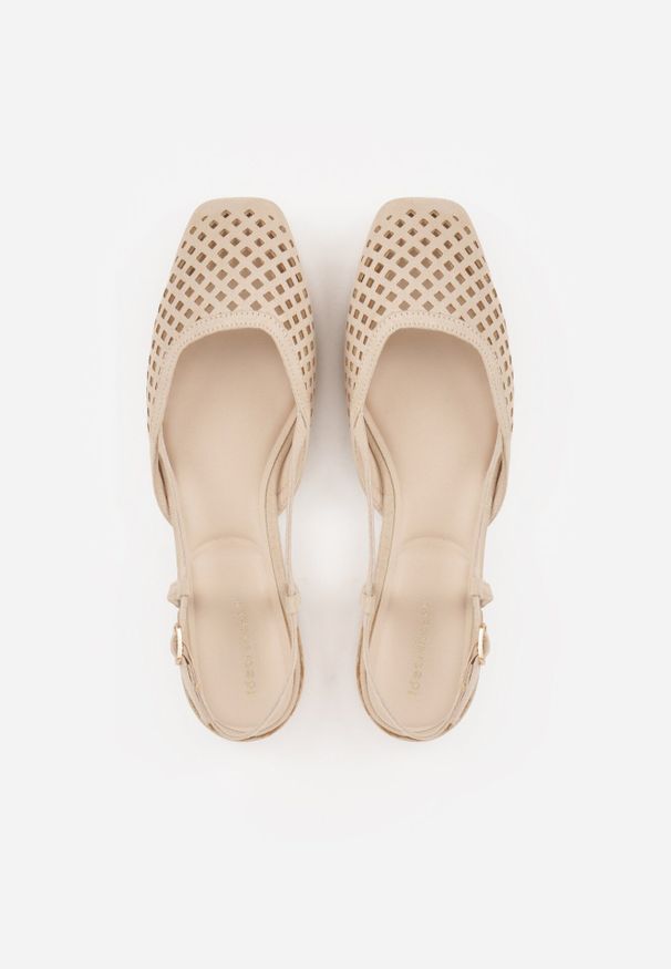 Born2be - Ciemnobeżowe Ażurowe Sandały z Paskiem z Klamerką i Kwadratowym Noskiem Veradisa. Okazja: na co dzień, na spotkanie biznesowe, do pracy. Zapięcie: pasek. Kolor: beżowy. Materiał: jeans. Wzór: ażurowy. Styl: casual, biznesowy, elegancki