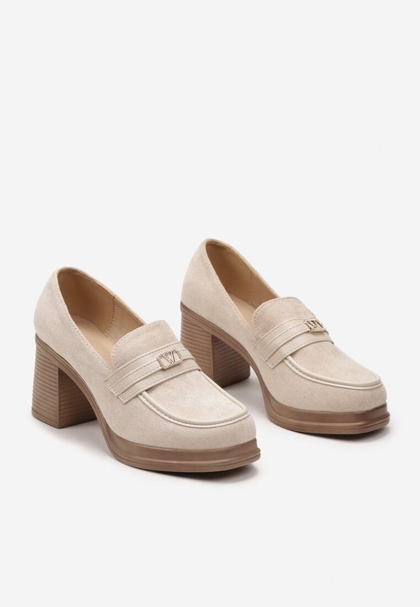 Renee - Beżowe Półbuty w Stylu Mokasynów na Słupku z Klamerką Amledis. Kolor: beżowy. Obcas: na słupku. Styl: elegancki. Wysokość obcasa: średni