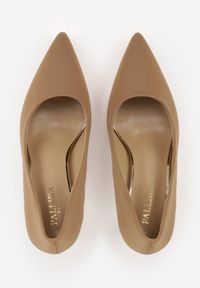 Renee - Ciemnobeżowe Gładkie Szpilki z Tkaniny w Klasycznym Stylu Jynienne. Okazja: na spotkanie biznesowe. Kolor: beżowy. Materiał: tkanina. Wzór: gładki. Obcas: na szpilce. Styl: klasyczny #6