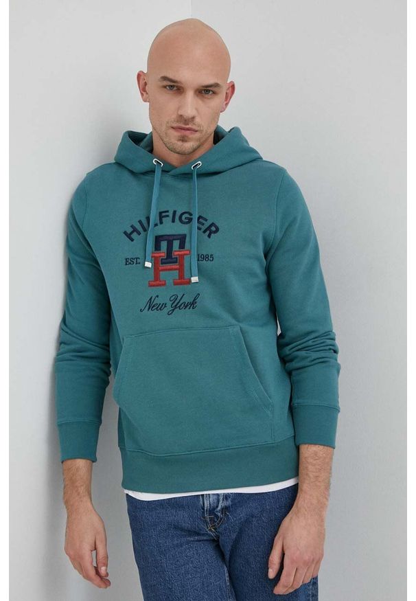 TOMMY HILFIGER - Tommy Hilfiger bluza bawełniana męska kolor zielony z kapturem z aplikacją. Okazja: na co dzień. Typ kołnierza: kaptur. Kolor: zielony. Materiał: bawełna. Wzór: aplikacja. Styl: casual
