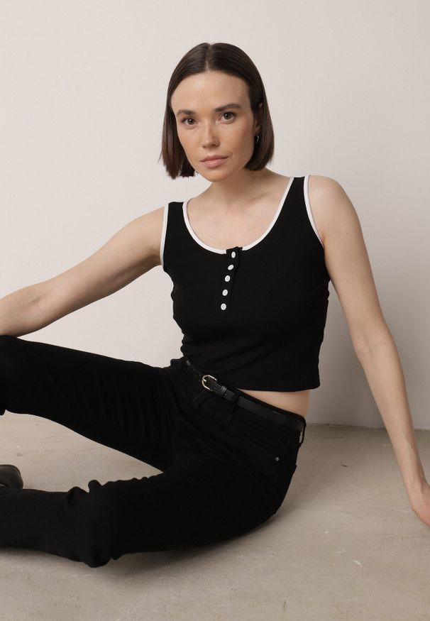 Born2be - Czarny Bawełniany Top w Prążki z Guzikami przy Dekolcie Bervise. Okazja: na co dzień. Kolor: czarny. Materiał: bawełna. Wzór: prążki. Styl: casual