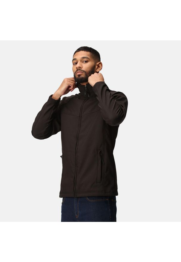 Regatta - Softshell roboczy męski Uproar. Kolor: czarny. Materiał: softshell. Sport: turystyka piesza