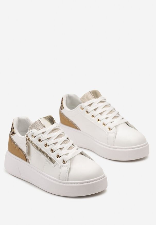 Born2be - Biało-Złote Sneakersy na Platformie Ozdobione Suwakami Halimedia. Nosek buta: okrągły. Zapięcie: sznurówki. Kolor: biały. Materiał: materiał. Wzór: aplikacja. Obcas: na platformie. Wysokość obcasa: niski