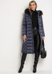 Born2be - Granatowa Pikowana Kurtka Zimowa o Długim Kroju z Odpinanym Kapturem z Futrem Mintoria. Okazja: na co dzień. Kolor: niebieski. Materiał: futro. Długość: długie. Sezon: zima. Styl: casual, elegancki #4