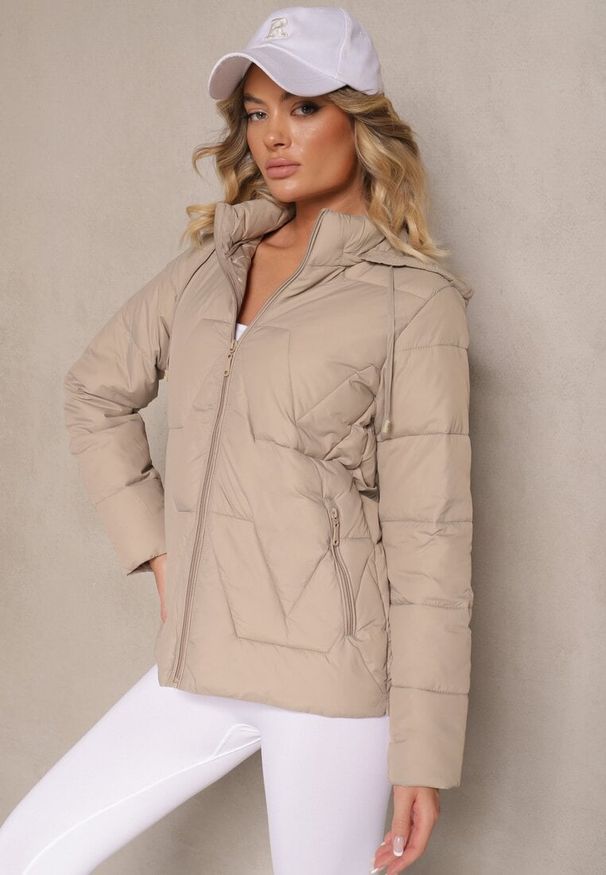 Renee - Ciemnobeżowa Pikowana Kurtka Przejściowa z Kapturem Silidi. Okazja: na co dzień. Typ kołnierza: kaptur. Kolor: beżowy. Materiał: jeans. Styl: klasyczny, elegancki, casual