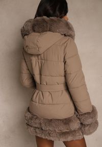Renee - Ciemnobeżowa Kurtka o Taliowanym Kroju z Paskiem Kapturem i Futerkiem Ranalia. Typ kołnierza: golf. Kolor: beżowy. Materiał: futro. Sezon: zima #5