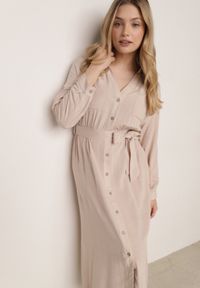 Born2be - Beżowa Bawełniana Sukienka Koszulowa z Paskiem i Regulowanymi Rękawami Sadevia. Okazja: na co dzień, do pracy, na spotkanie biznesowe, na spacer. Kolor: beżowy. Materiał: bawełna. Typ sukienki: koszulowe. Styl: klasyczny, casual, biznesowy, elegancki. Długość: midi #3