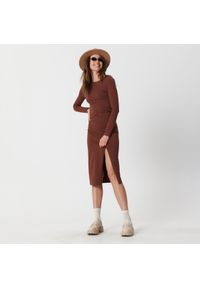 Sinsay - Sukienka midi z rozcięciem - Brązowy. Kolor: brązowy. Długość: midi #1