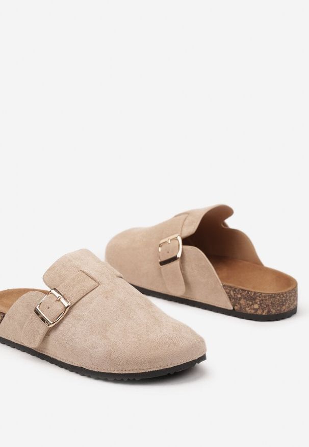 Renee - Beżowe Klapki Ozdobione Klamrą na Pasku Zelevelis. Okazja: na co dzień. Kolor: beżowy. Materiał: jeans. Wzór: aplikacja. Obcas: na obcasie. Styl: casual, elegancki. Wysokość obcasa: niski