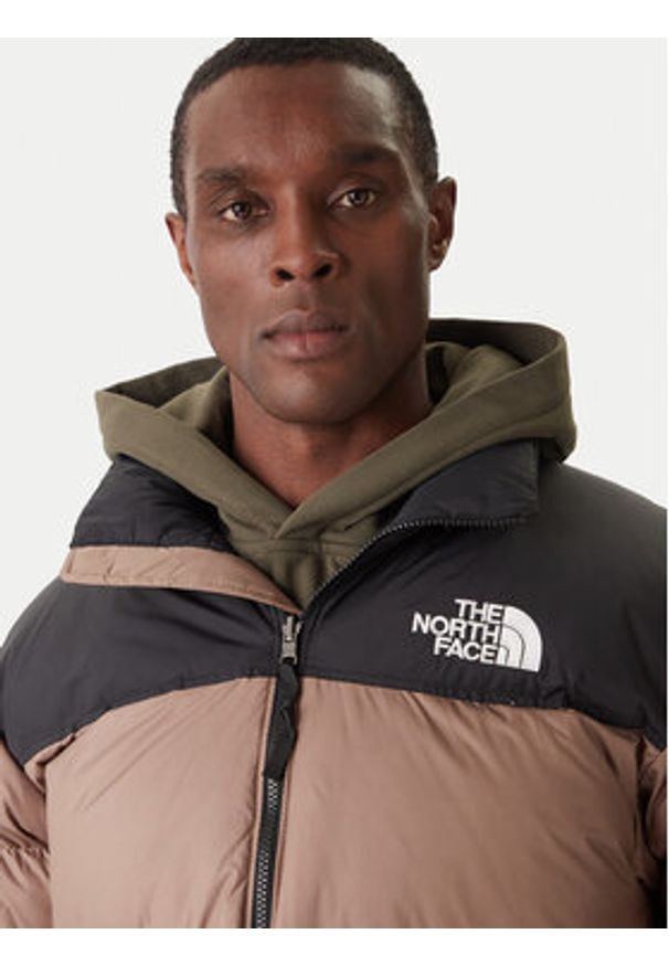 The North Face Kurtka puchowa 1996 Retro Nuptse NF0A3C8D Brązowy Loose Fit. Kolor: brązowy. Materiał: syntetyk. Styl: retro