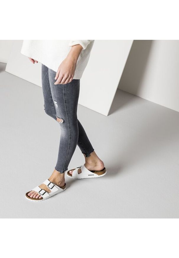 Birkenstock - Klapki damskie BIRKENSTOCK ARIZONA. Okazja: do pracy, na co dzień, na spacer. Kolor: biały. Styl: casual