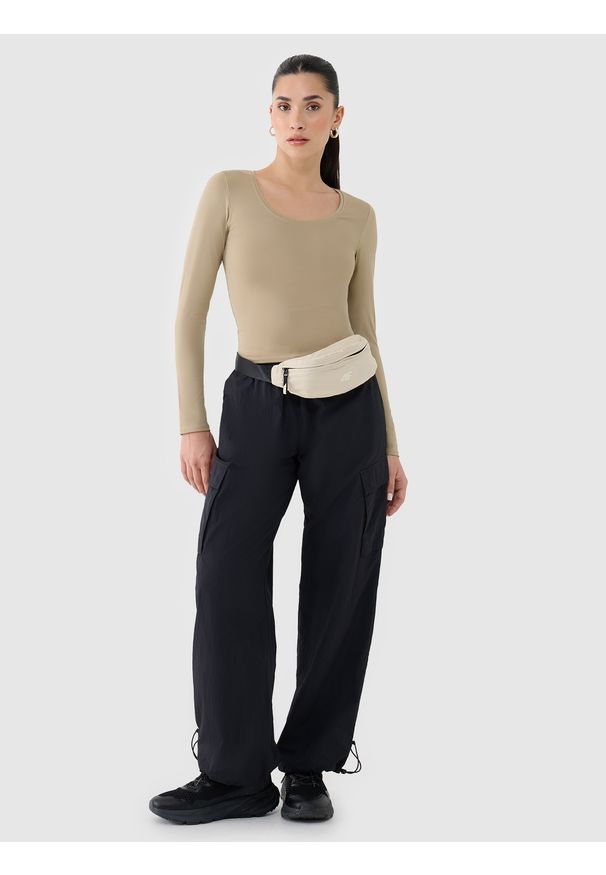 4f - 4F Longsleeve slim gładki damski - beżowy XS. Okazja: na co dzień. Kolor: beżowy. Materiał: elastan, materiał, dzianina, jersey, syntetyk. Długość rękawa: długi rękaw. Długość: długie. Wzór: gładki. Styl: klasyczny, casual, sportowy