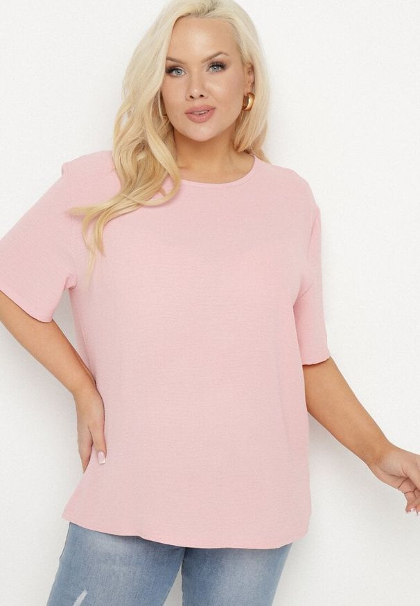 Born2be - Różowa Klasyczna Bluzka z Krótkim Rękawem Nilbia. Okazja: na spotkanie biznesowe, na co dzień, do pracy. Kolekcja: plus size. Kolor: różowy. Materiał: jeans. Długość rękawa: krótki rękaw. Długość: krótkie. Styl: klasyczny
