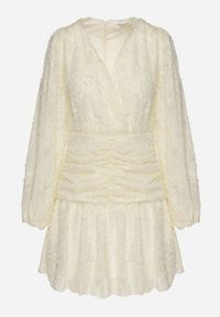 Born2be - Jasnobeżowa Koronkowa Sukienka z Kopertowym Dekoltem i Marszczeniami Labisse. Kolor: beżowy. Materiał: koronka. Typ sukienki: kopertowe. Styl: klasyczny #2