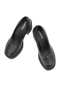 Czarne Półbuty Karino Stylowe Obuwie Damskie Na Obcasie. Okazja: na co dzień. Kolor: czarny. Materiał: skóra. Wzór: aplikacja. Obcas: na obcasie. Styl: elegancki. Wysokość obcasa: średni #3