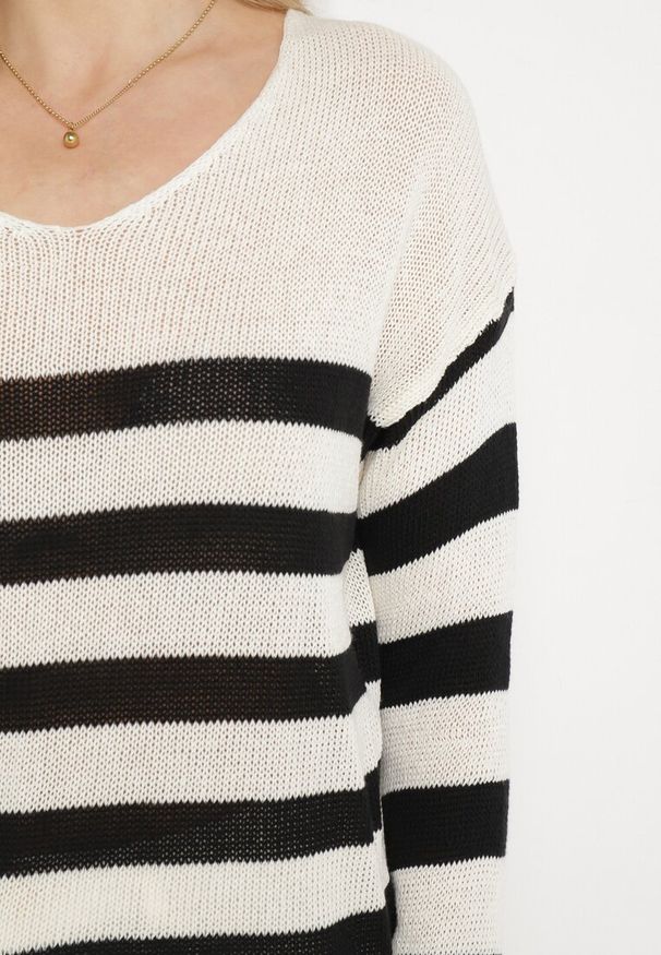 Born2be - Beżowo-Czarny Sweter w Paski z Trójkątnym Dekoltem i Długim Rękawem Oviunna. Okazja: na co dzień. Kolor: beżowy. Materiał: jeans. Długość rękawa: długi rękaw. Długość: długie. Wzór: paski. Styl: elegancki, casual
