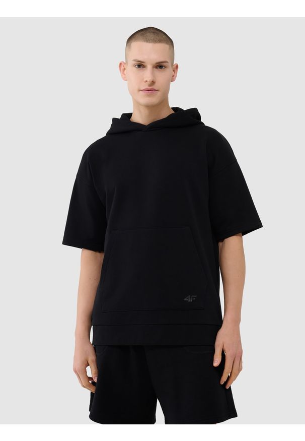 4f - 4F Bluza z krótkim rękawem z kapturem męska - czarna M. Okazja: na co dzień. Typ kołnierza: kaptur. Kolor: czarny. Materiał: poliester, bawełna, dresówka, materiał, dzianina. Długość rękawa: krótki rękaw. Długość: krótkie. Wzór: gładki, ze splotem. Styl: casual, sportowy