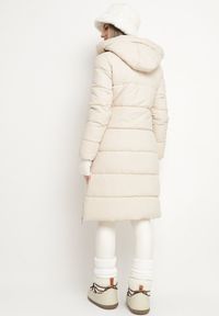 Born2be - Jasnobeżowa Długa Kurtka Płaszcz Zapinana na Suwak i Napy z Kapturem Tasperia. Okazja: na co dzień, do pracy, na spotkanie biznesowe. Typ kołnierza: kaptur. Kolor: beżowy. Materiał: jeans. Długość rękawa: długi rękaw. Długość: długie. Styl: biznesowy, casual, elegancki #5