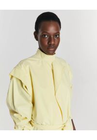 ANIA KUCZYŃSKA - Kanarkowy płaszcz Camomilla Sole. Kolor: żółty. Materiał: bawełna. Długość rękawa: długi rękaw. Długość: długie. Wzór: aplikacja #2