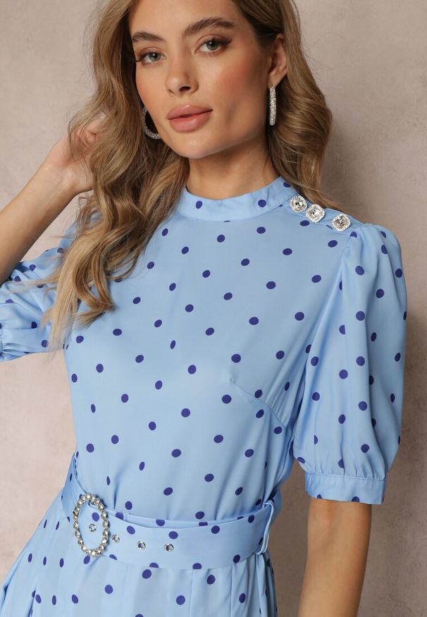 Renee - Niebieska Rozkloszowana Sukienka Midi z Gumką w Pasie i Ozdobnym Paskiem z Klamrą Abennita. Kolor: niebieski. Materiał: materiał. Wzór: aplikacja. Styl: elegancki. Długość: midi