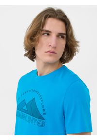4f - T-shirt regular z bawełny organicznej męski. Kolor: niebieski. Materiał: bawełna. Wzór: nadruk