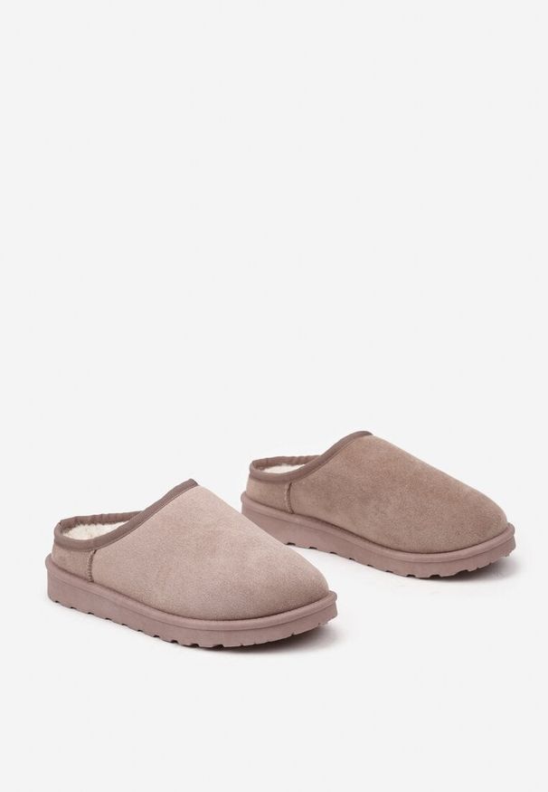 Renee - Ciemnobeżowe Casualowe Kapcie na Płaskiej Podeszwie z Futerkiem Peccaria. Okazja: na co dzień. Kolor: beżowy. Materiał: futro. Obcas: na płaskiej podeszwie. Styl: casual. Wysokość obcasa: niski