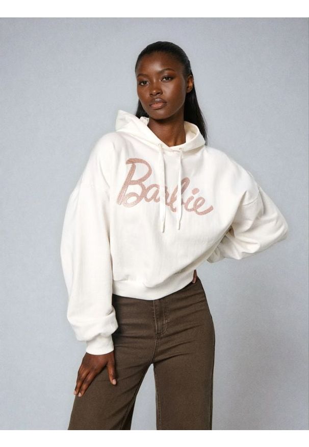 Sinsay - Bluza hoodie z napisem Barbie - kremowy. Kolor: kremowy. Wzór: napisy