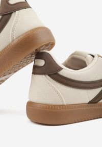 Renee - Beżowo-Brązowe Sneakersy w Stylu Tenisówek Ozdobione Geometrycznymi Paskami Zitora. Okazja: na co dzień. Zapięcie: pasek. Kolor: beżowy. Wzór: geometria, aplikacja #3
