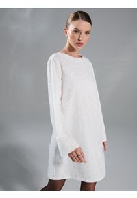 Sinsay - Sukienka bombka z ozdobnymi cekinami - kremowy. Kolor: kremowy. Typ sukienki: bombki