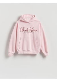 Reserved - Bluza z haftowanym napisem - pastelowy róż. Kolor: różowy. Materiał: bawełna. Wzór: napisy, haft #1