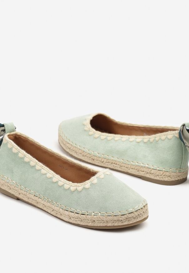 Renee - Jasnozielone Espadryle ze Wzorzystym Wiązaniem Przy Kostce Zdobione Plecionką Lortevia. Okazja: na co dzień. Kolor: zielony. Materiał: zamsz. Wzór: aplikacja. Obcas: na obcasie. Styl: boho, elegancki, casual. Wysokość obcasa: niski