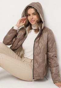 Born2be - Brązowa Pikowana Kurtka o Dwustronnym Kroju z Odpinanym Kapturem Zeorina. Okazja: na co dzień. Kolor: brązowy. Materiał: jeans. Wzór: gładki. Styl: elegancki, casual #6