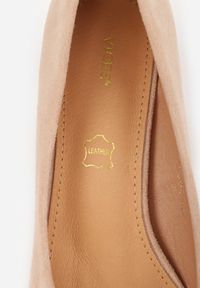 Renee - Ciemnobeżowe Czółenka na Szpilce w Klasycznym Stylu Savora. Okazja: na spotkanie biznesowe. Nosek buta: szpiczasty. Kolor: beżowy. Obcas: na szpilce. Styl: klasyczny. Wysokość obcasa: średni #4