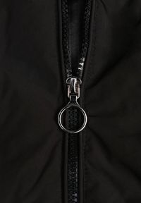 Renee - Czarna Pikowana Kurtka Przejściowa z Kapturem z Możliwością Odpięcia Olantta. Okazja: na co dzień. Typ kołnierza: kaptur. Kolor: czarny. Materiał: poliester, jeans. Długość: krótkie. Styl: casual, elegancki #5