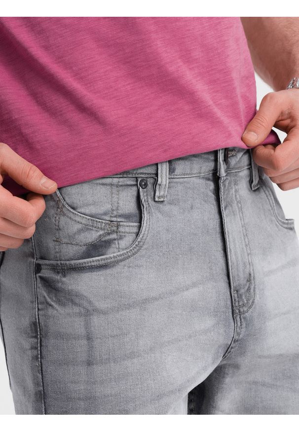 Ombre Clothing - Krótkie męskie spodenki jeansowe z delikatnym washem – szare V2. Kolor: szary. Materiał: jeans. Długość: krótkie. Wzór: aplikacja. Sezon: lato. Styl: klasyczny, wakacyjny