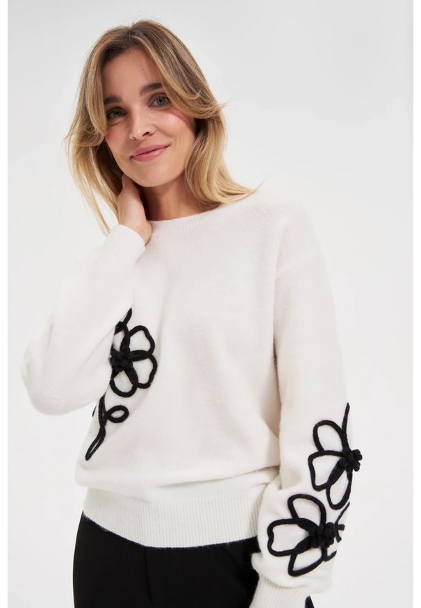 MOODO - Sweter z aplikacją biały. Kolor: biały. Materiał: poliamid, akryl, poliester. Wzór: aplikacja