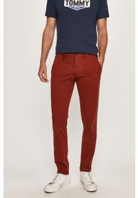 Tommy Jeans - Spodnie DM0DM06518. Kolor: czerwony. Materiał: tkanina, bawełna, elastan. Wzór: gładki #1