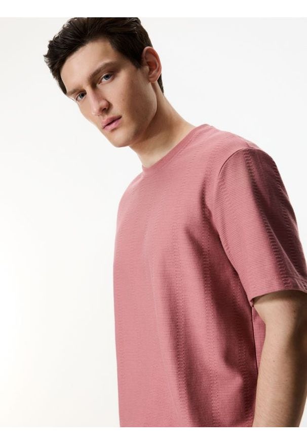 Reserved - Strukturalny t-shirt regular - brudny róż. Kolor: różowy. Materiał: bawełna, dzianina