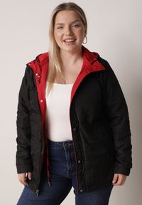 Born2be - Czerwono-Czarna Przejściowa Kurtka Dwustronna Parka z Pikowaniem i Kapturem Tidare. Okazja: na spacer, na co dzień. Kolekcja: plus size. Kolor: czerwony. Materiał: poliester, jeans. Styl: casual, sportowy #7